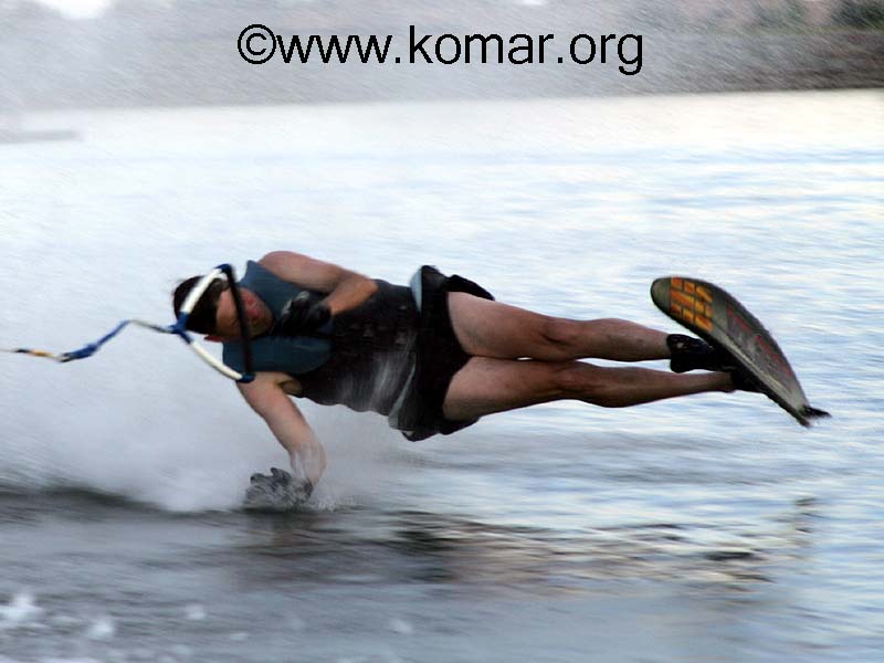 http://www.komar.org/faq/water_skiing/water-skiing-crash-1.jpg