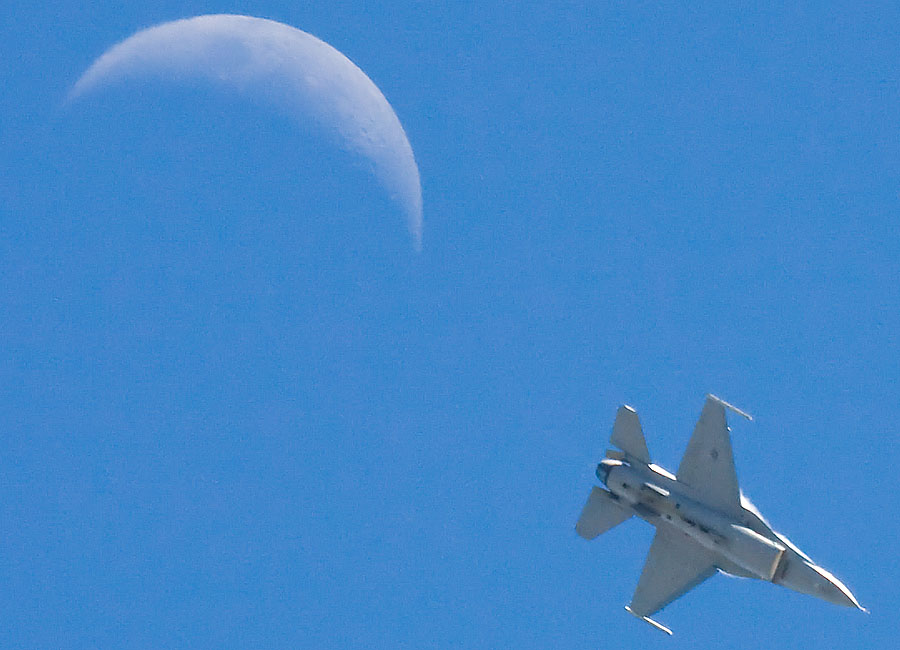 rocky mountain airport airshow f16 6030