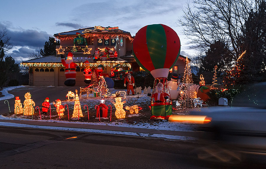 santa balloon car driveby