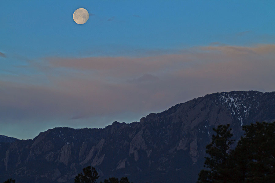 colorado rockies moonset april/2010 e