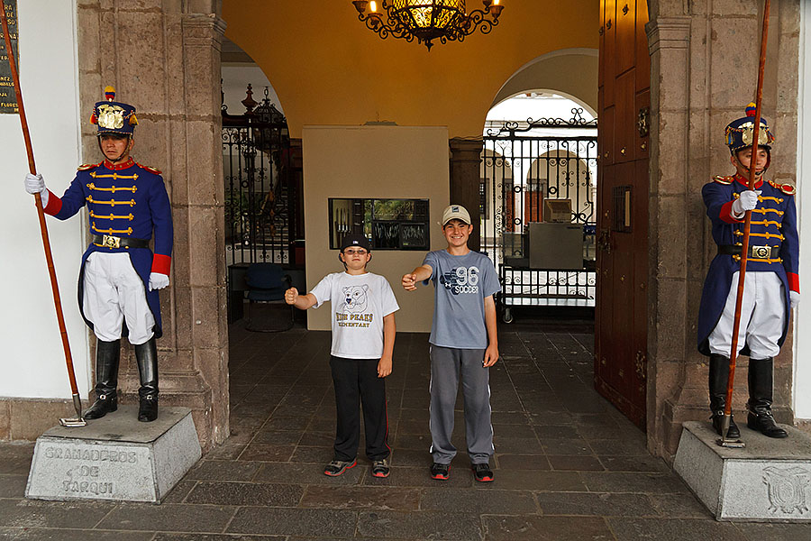 ecuador quito guards