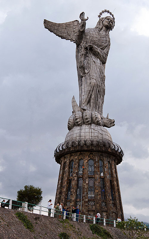 lady of quito statue