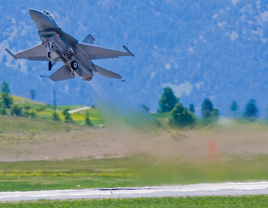 rocky mountain airport airshow f16 5907